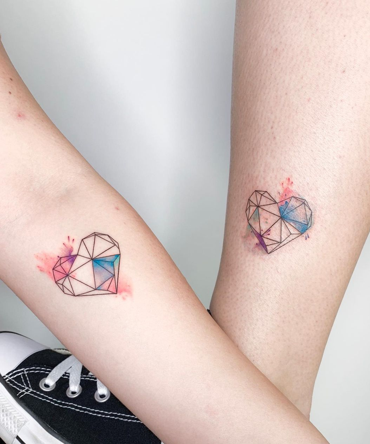 tatuagem de amigas com coração geométrico