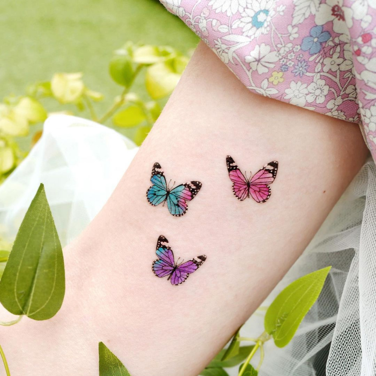 tatuagem de borboletas pequenas coloridas