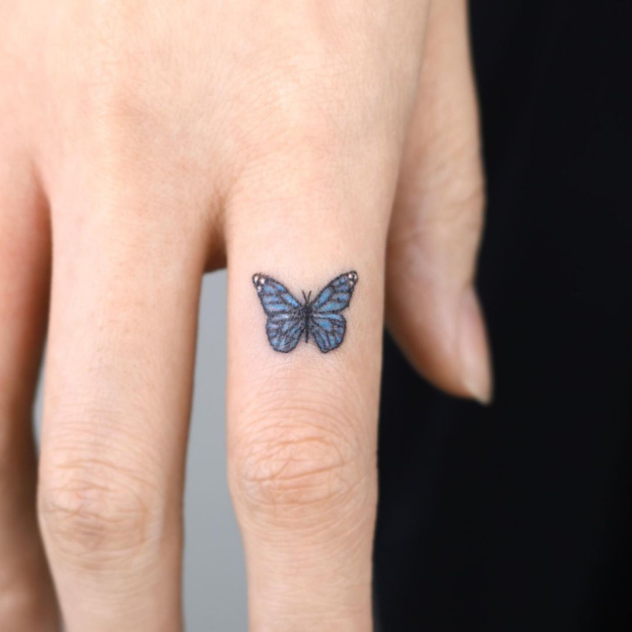 tatuagem de borboleta pequena no dedo