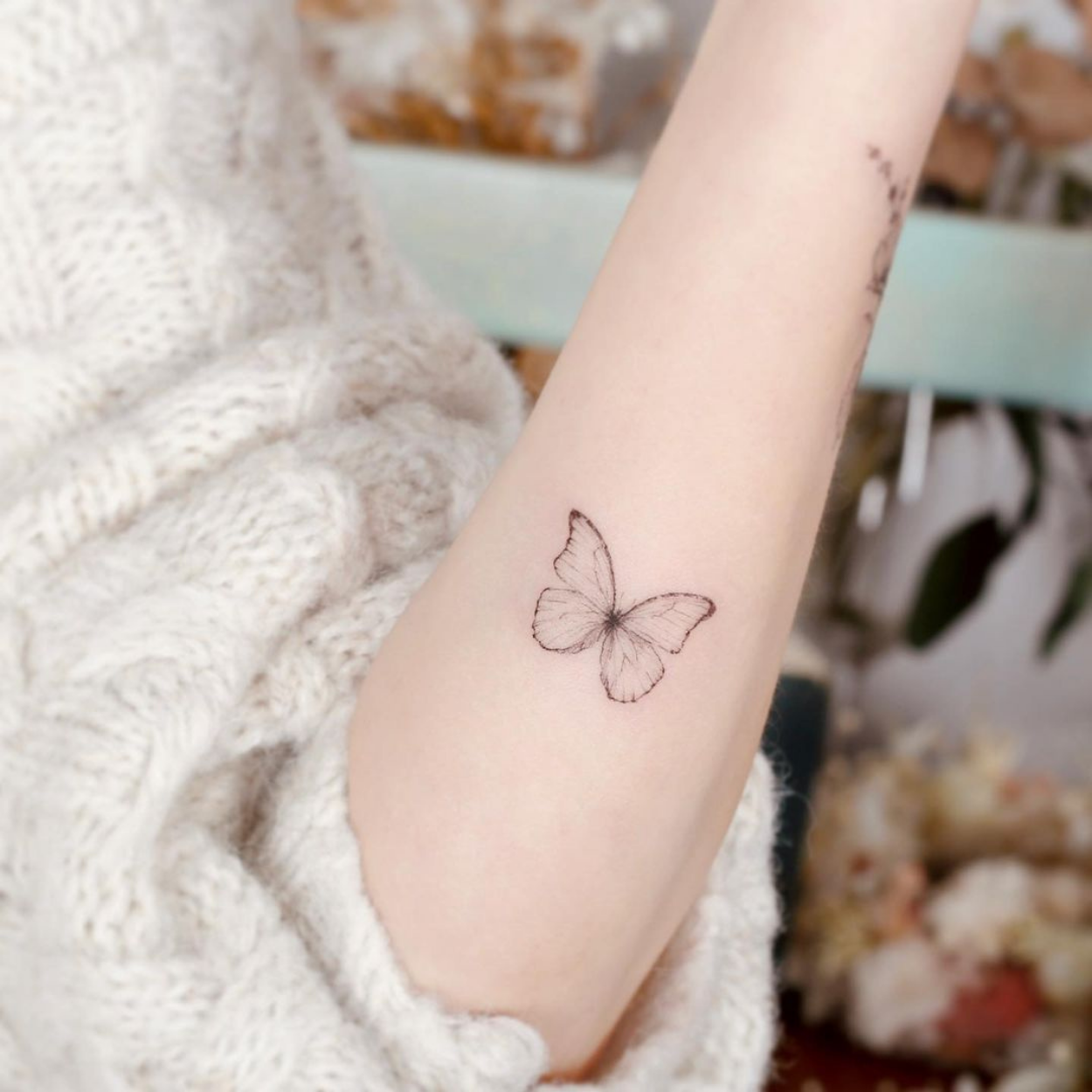 tatuagem de borboleta delicada e pequena