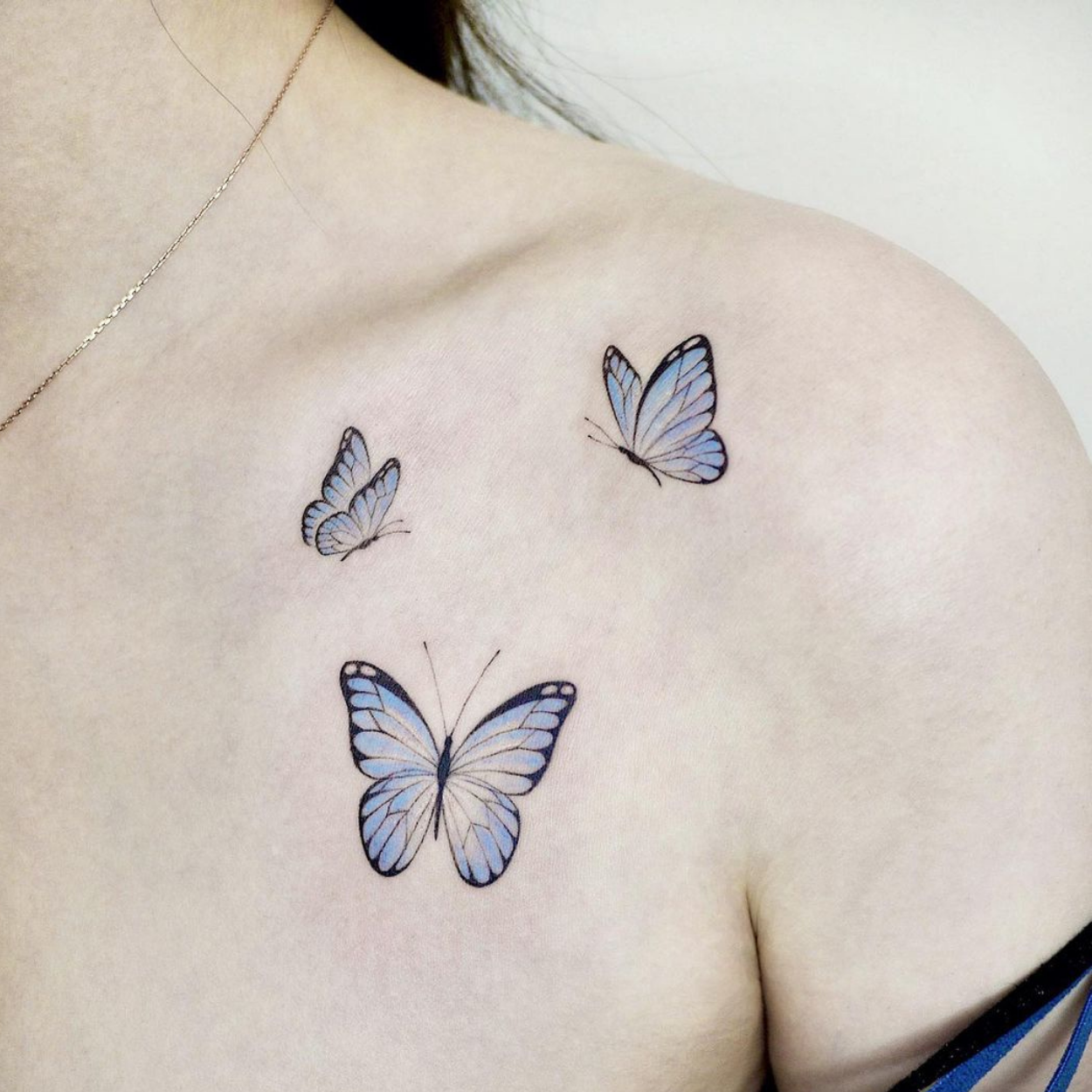 tatuagem de três borboletas azuis