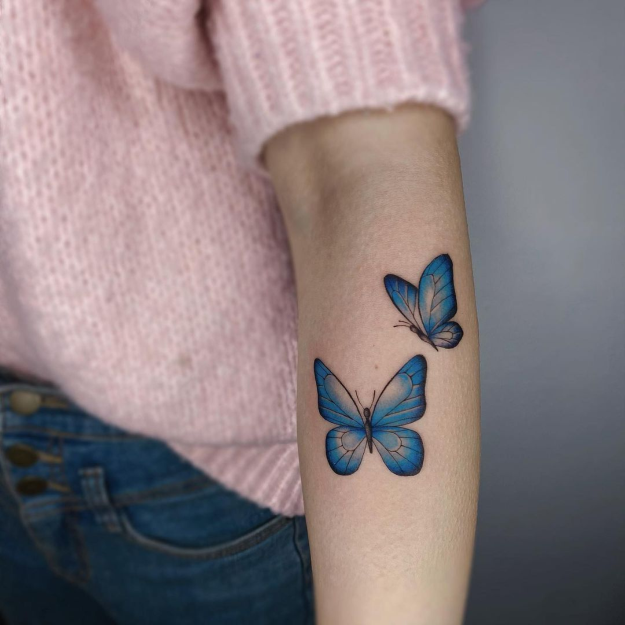 tatuagem de borboleta azul no antebraço