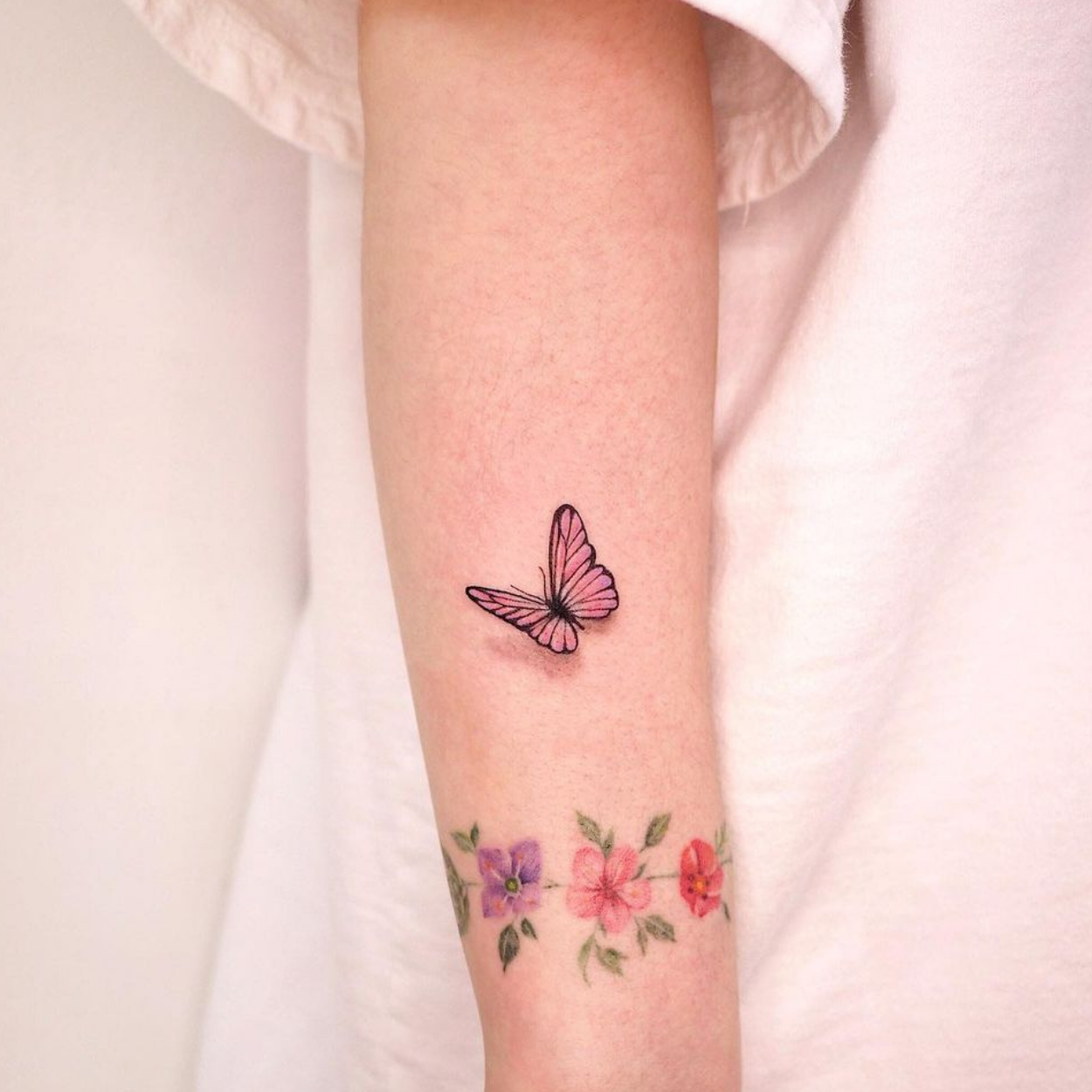 tatuagem de borboleta colorida rosa