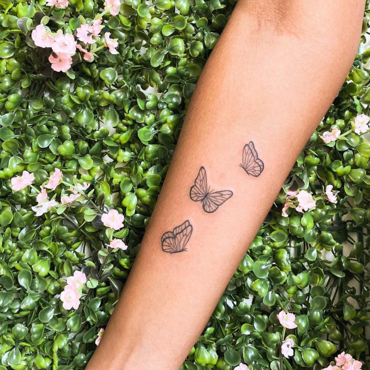 tatuagem de três borboletas delicadas