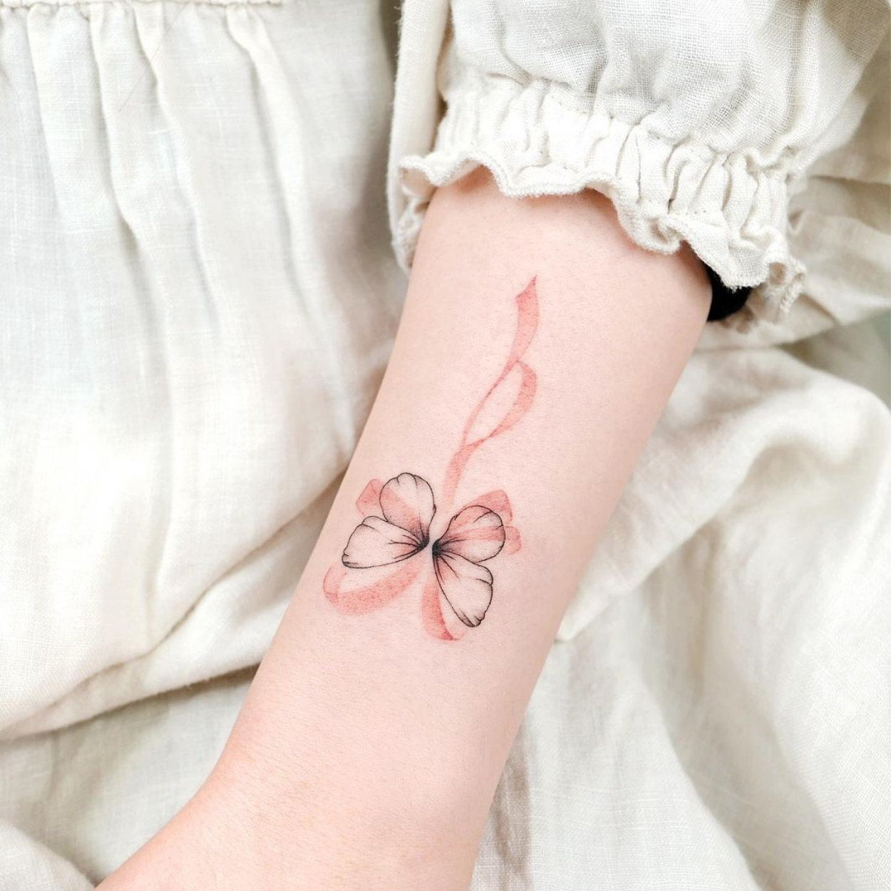 tatuagem de borboleta delicada no antebraço