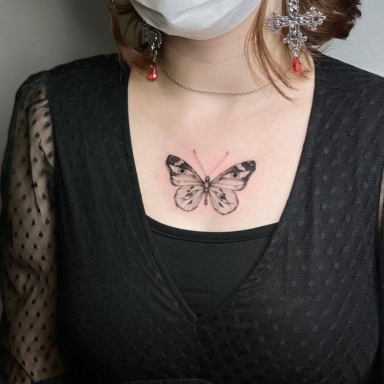 tatuagem de borboleta delicada no peito