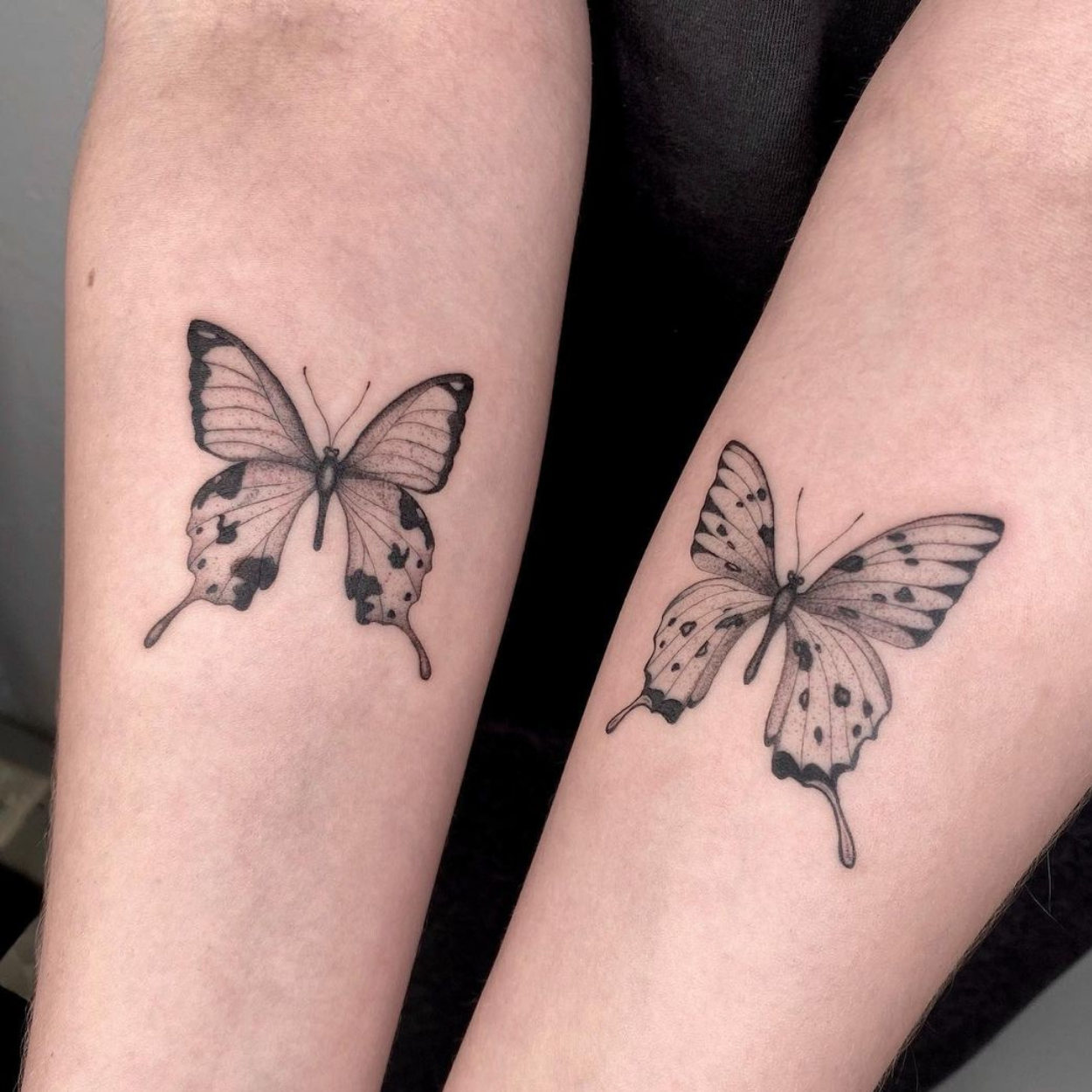 tatuagem de borboleta delicada nos dois braços