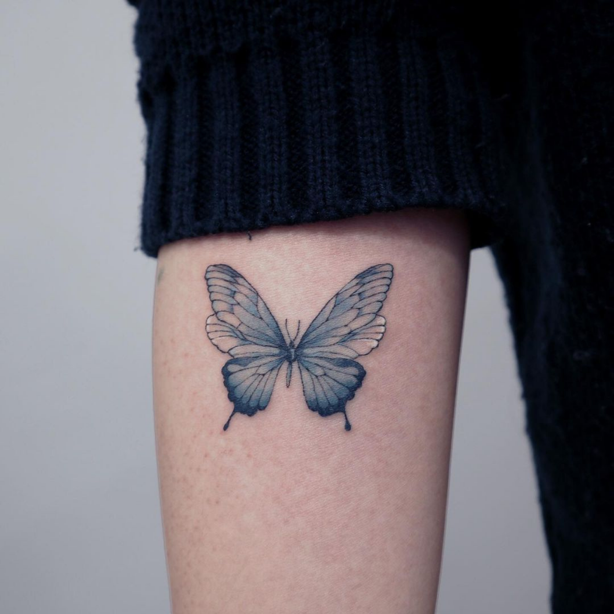 tatuagem de borboleta delicada azul