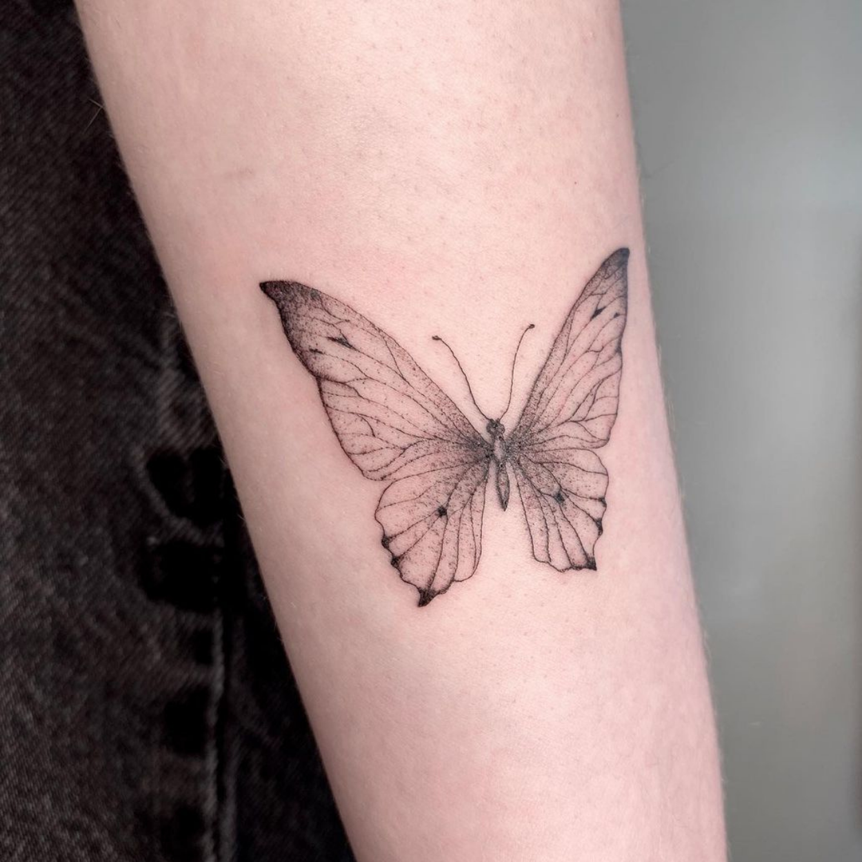 tatuagem de borboleta delicada feminina