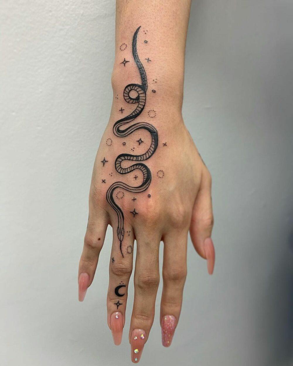 tatuagem de cobra na mão