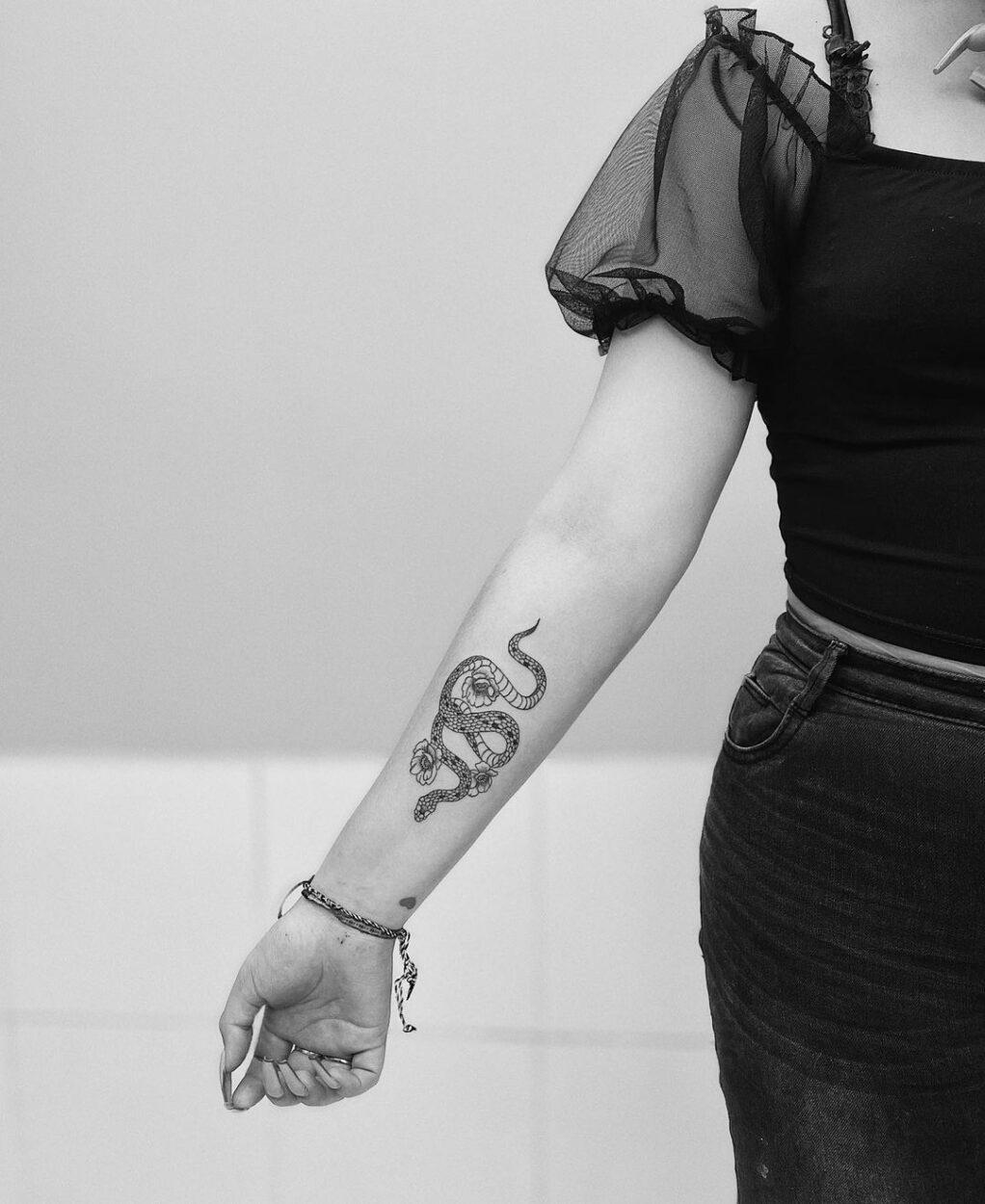 tattoo cobra no braço