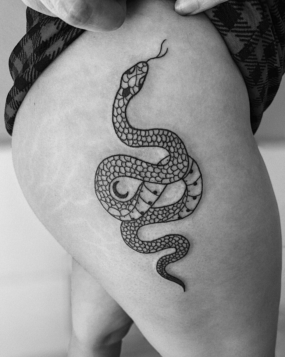tattoo de serpente na nádega