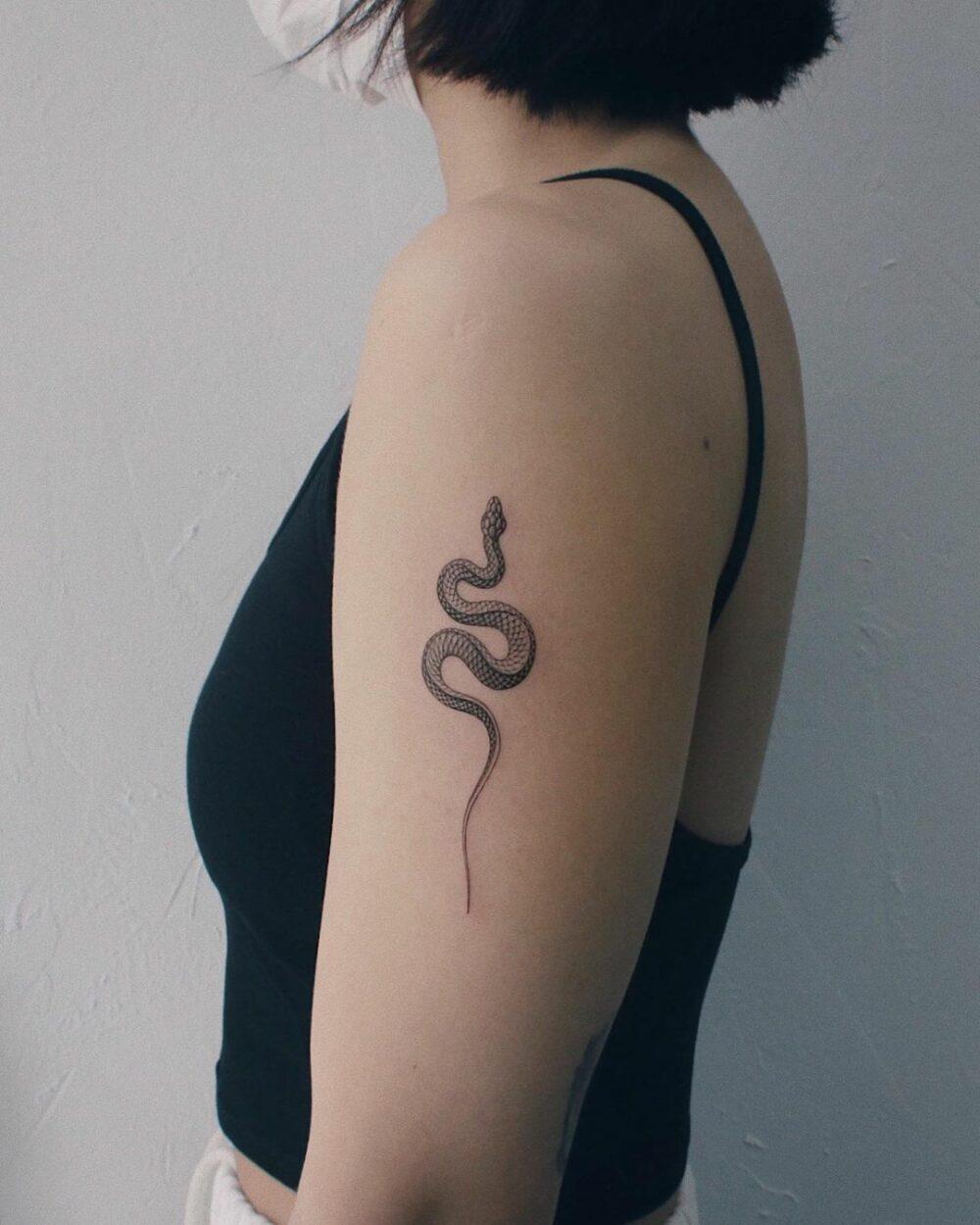 cobra tatuada no braço