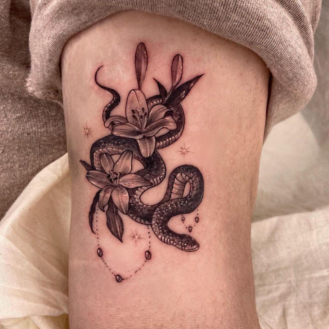 tattoo de cobra com flores