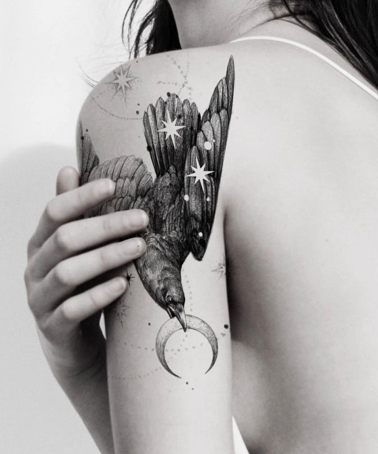 tatuagem de corvo delicada