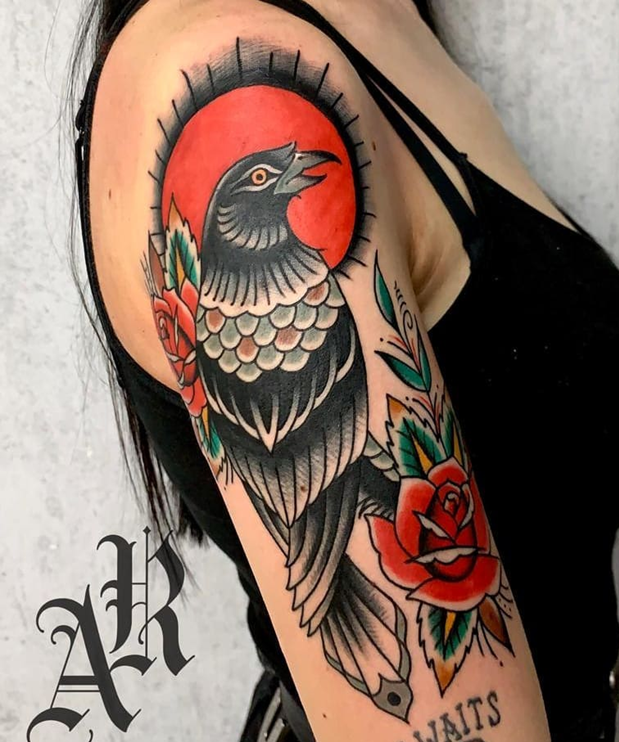 tatuagem de corvo feminina no braço