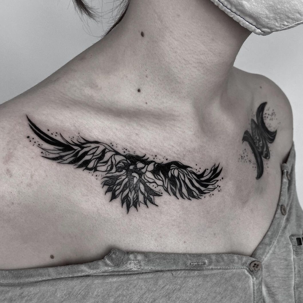 tatuagem de corvo abstrata