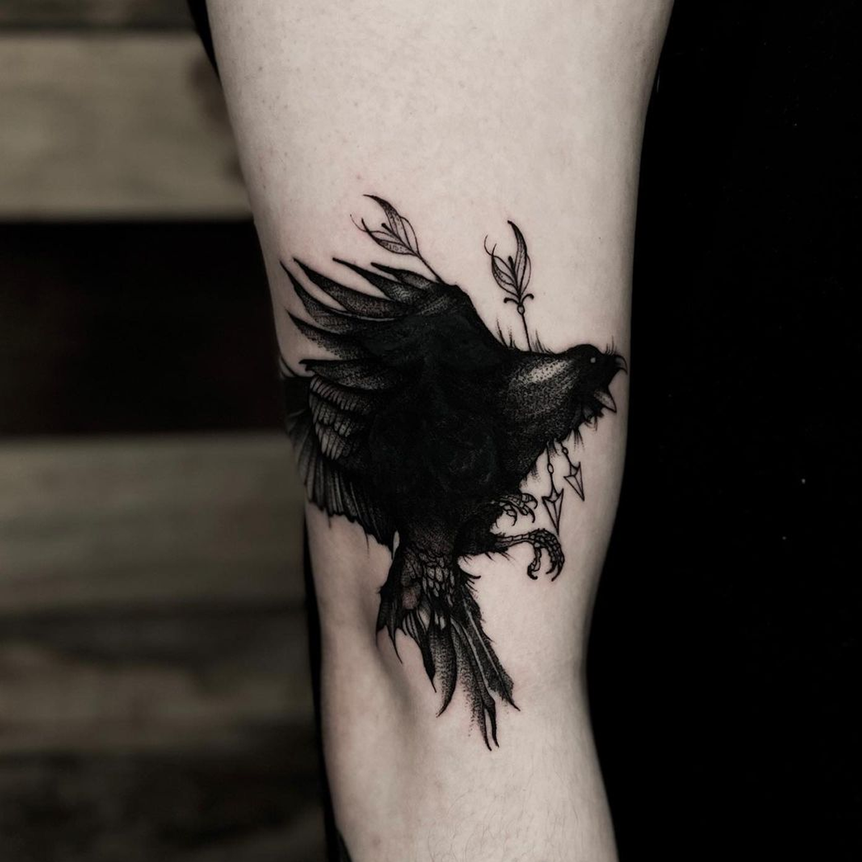 tatuagem de corvo com tinta preta