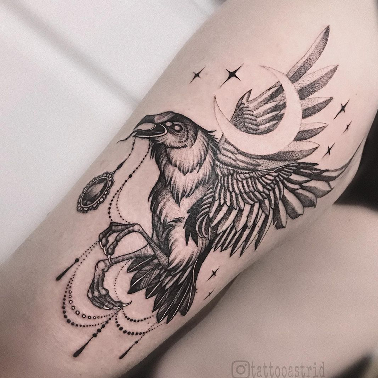 tatuagem de corvo com lua