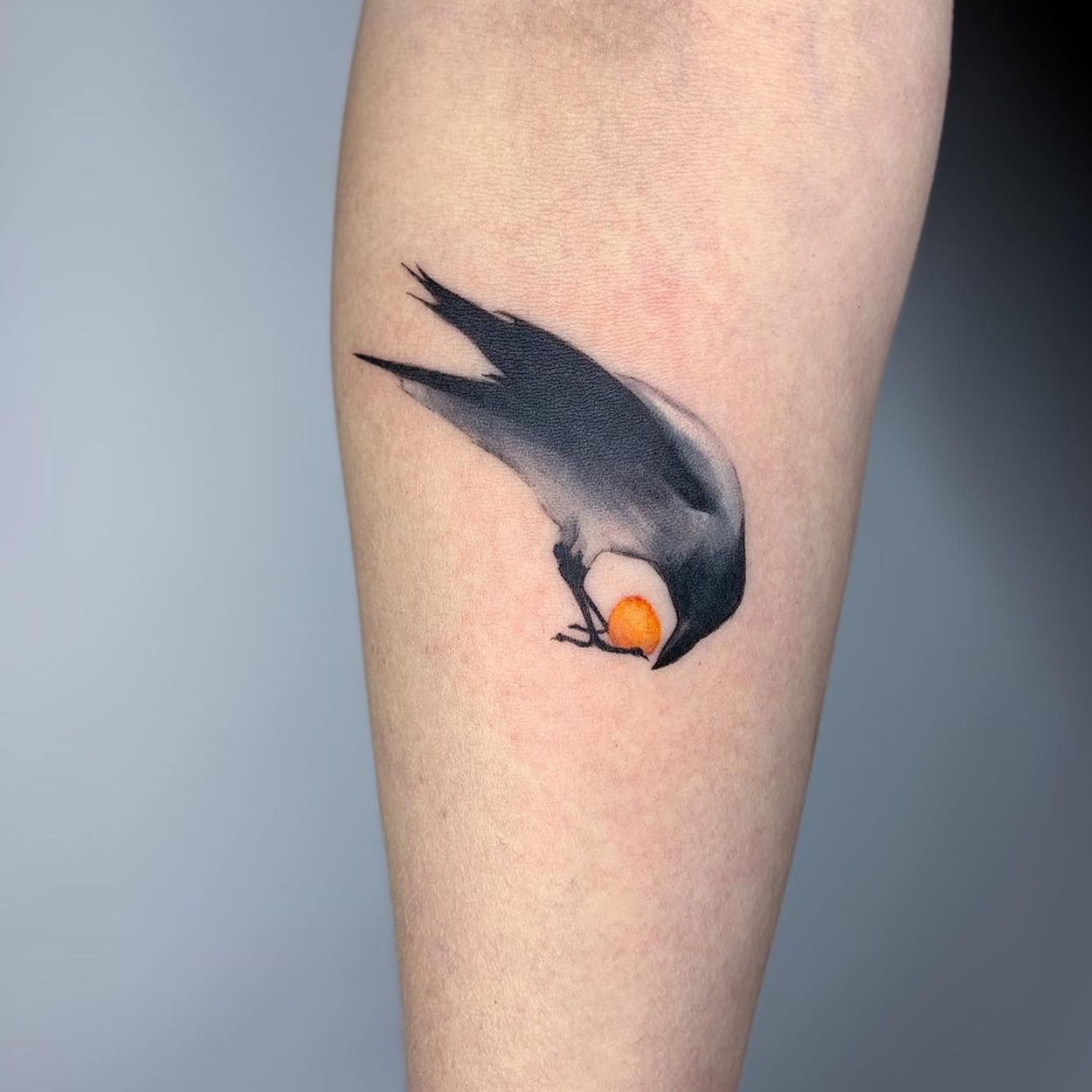 tatuagem de corvo minimalista