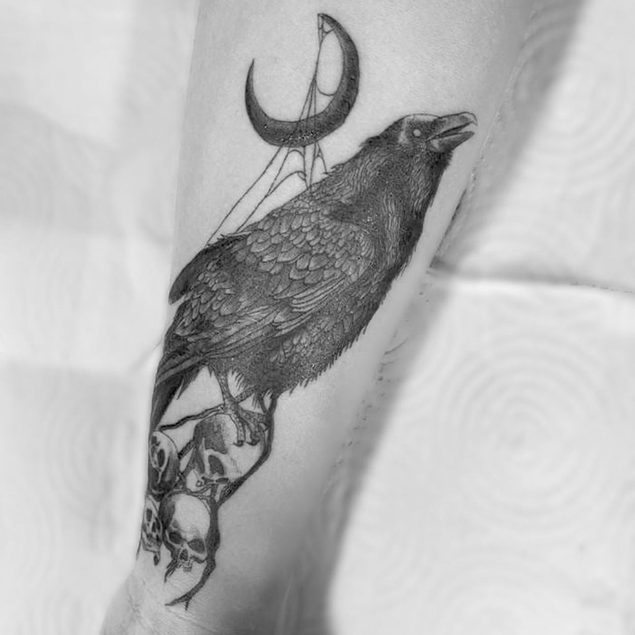 tatuagem de corvo com lua e caveira