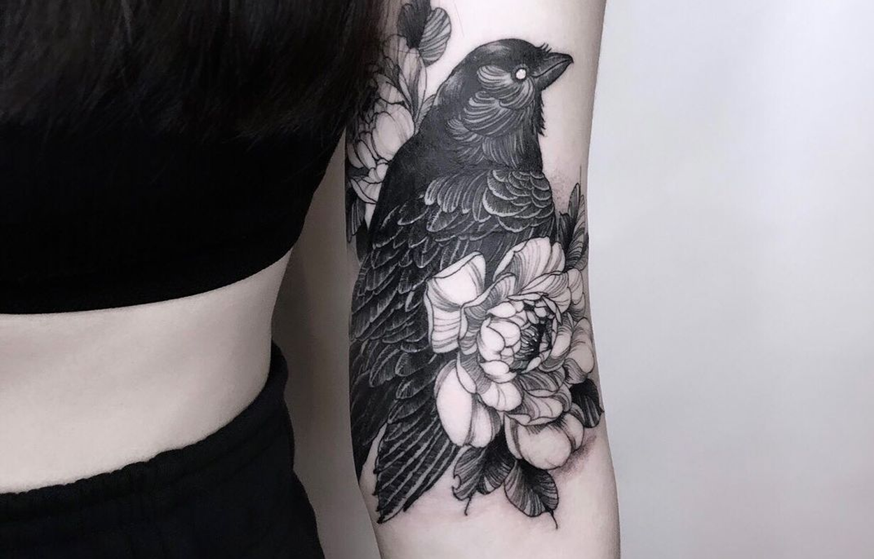 tatuagem de corvo feminina