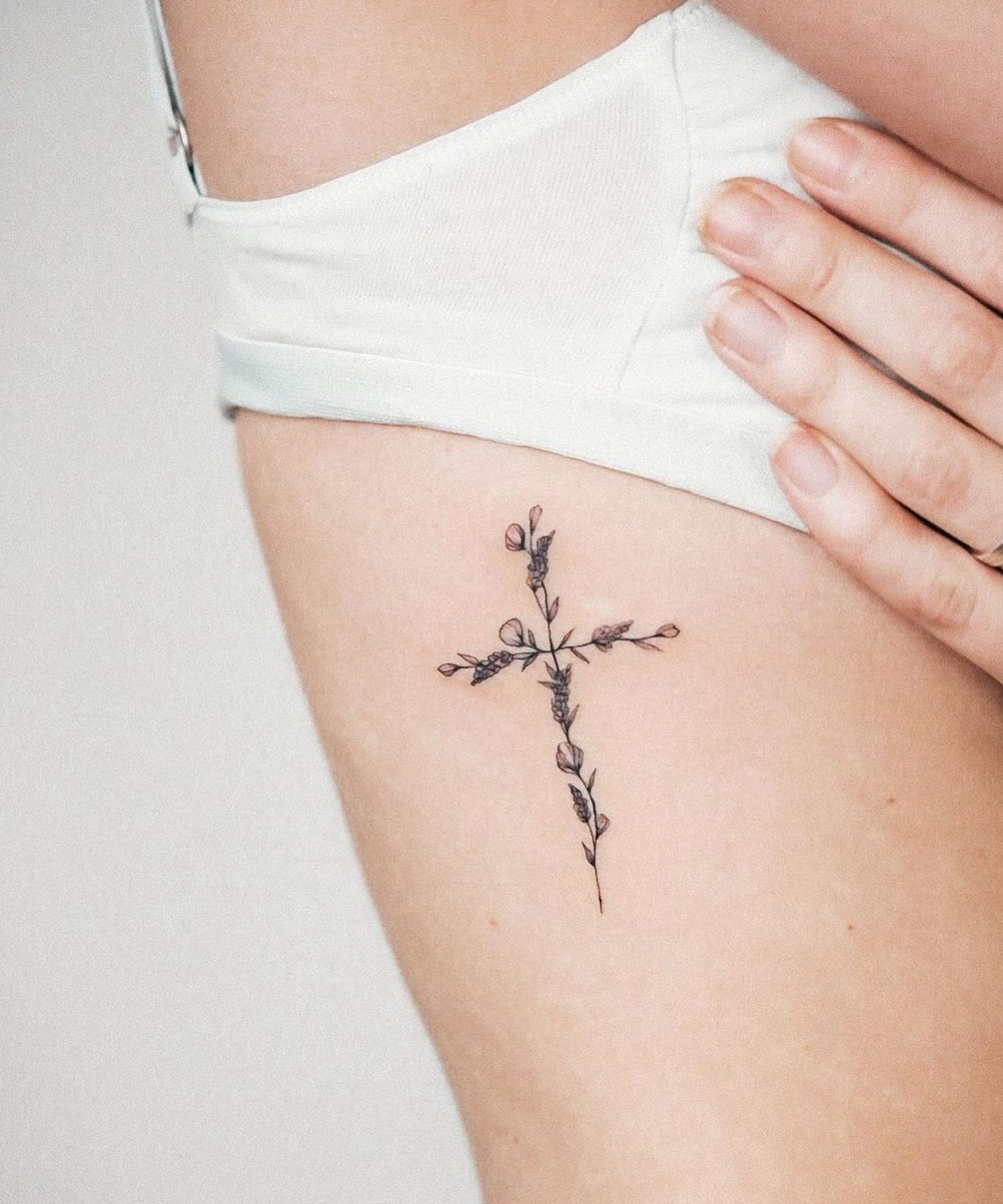 tatuagem de cruz com flores