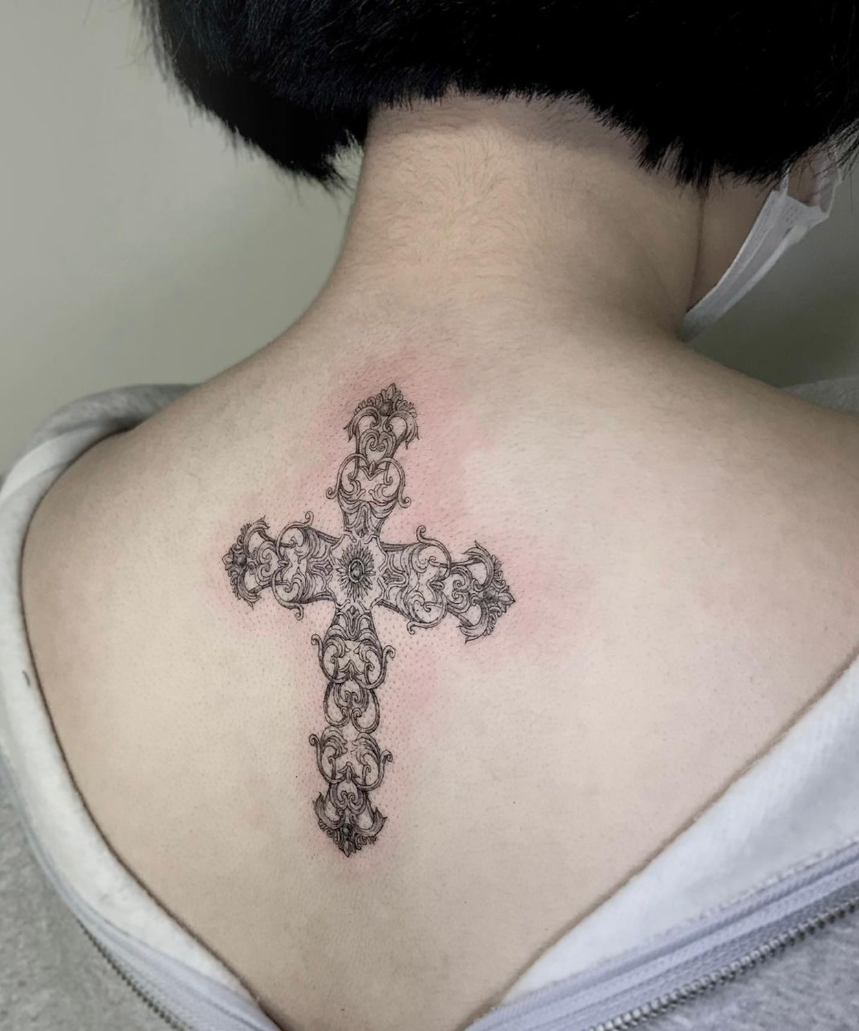 tatuagem de cruz nas costas