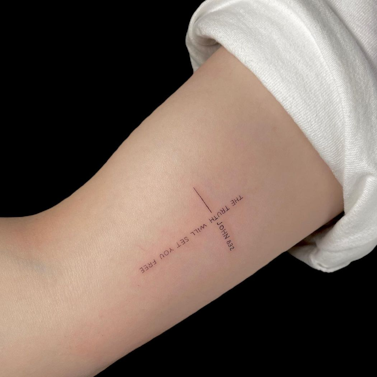 tatuagem de cruz no braço