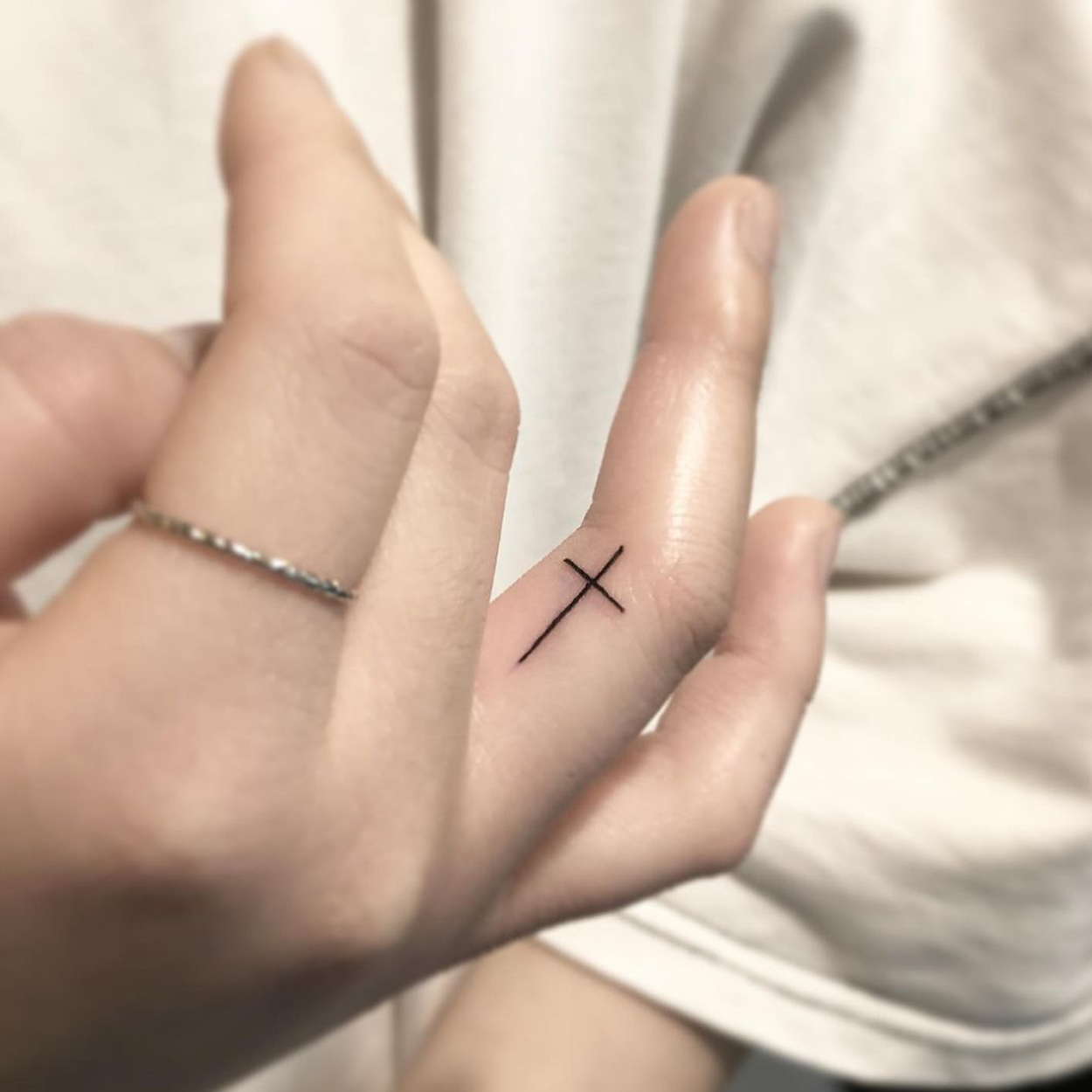 tatuagem de cruz pequena