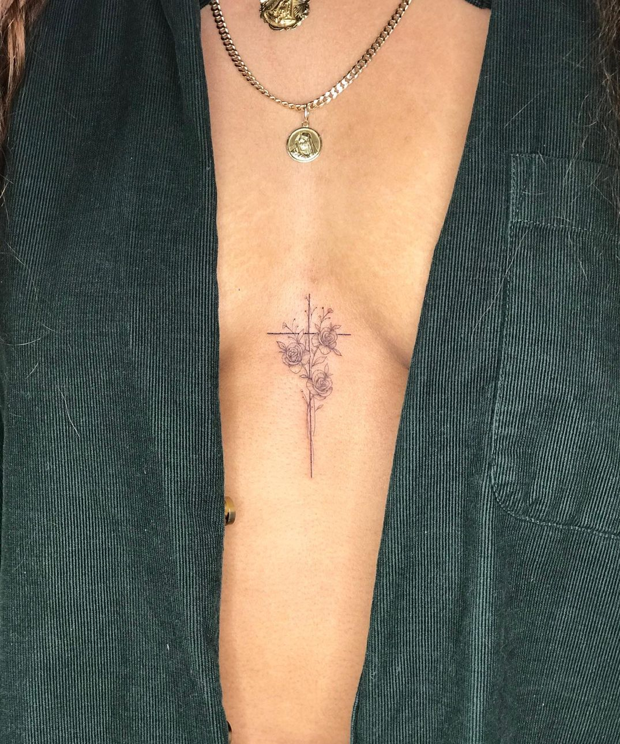tatuagem de cruz no peito