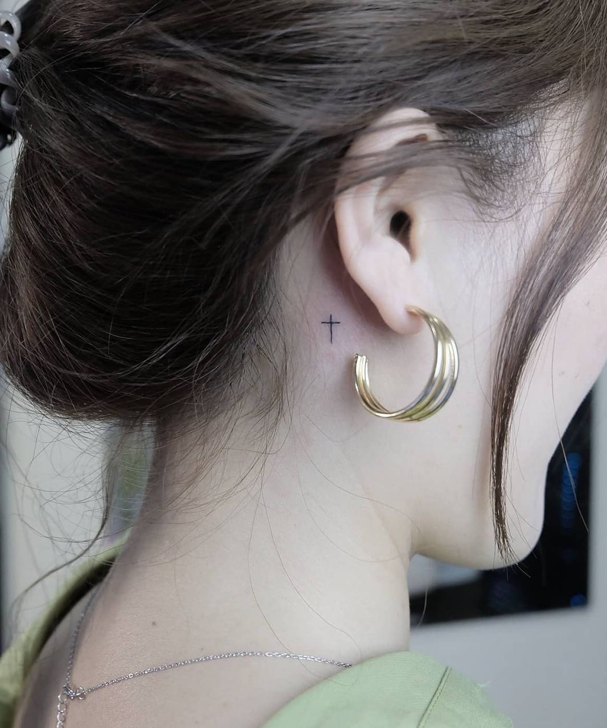 tatuagem de cruz atrás da orelha