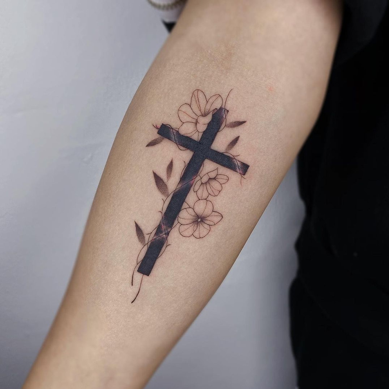 tatuagem de cruz grande no braço