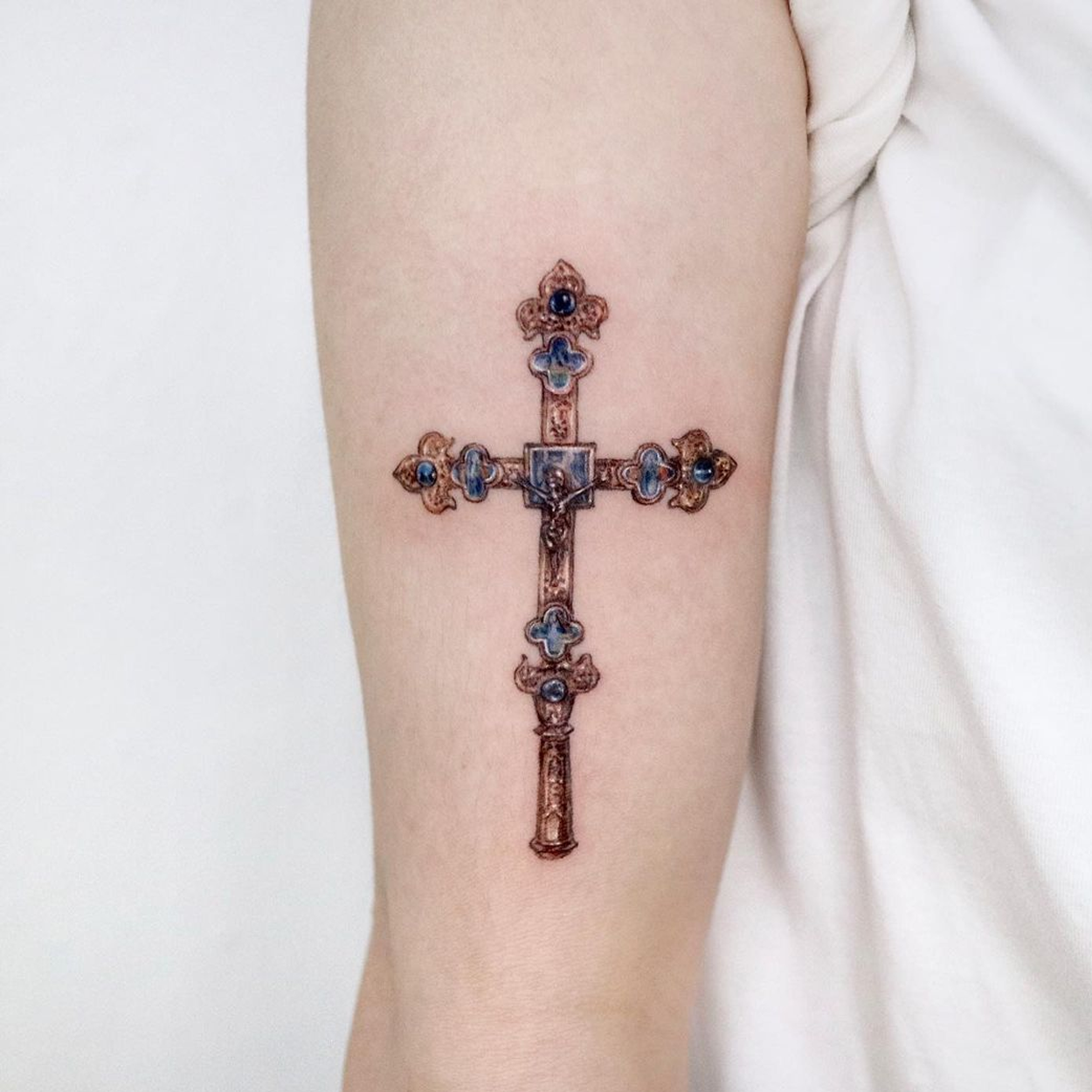 tatuagem de cruz colorida