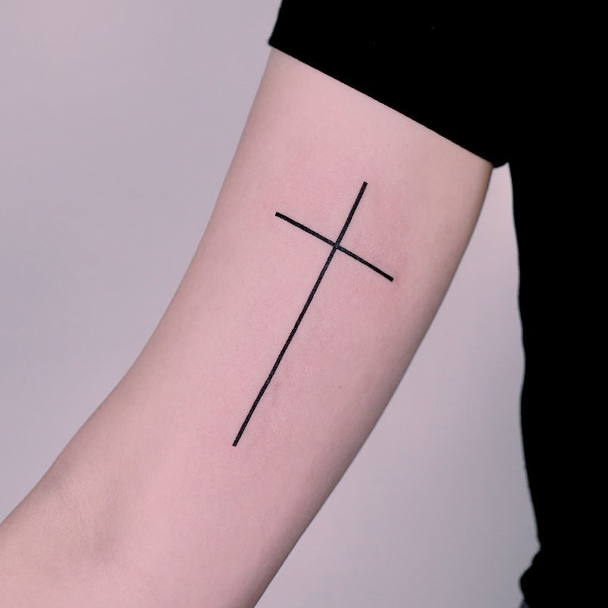 tatuagem de cruz preta