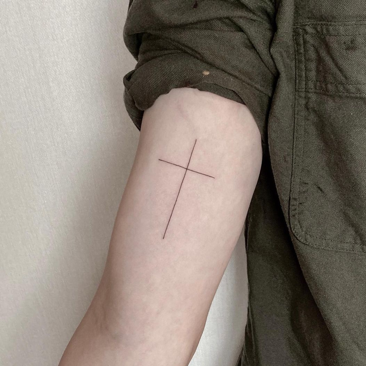 tatuagem de cruz fine line