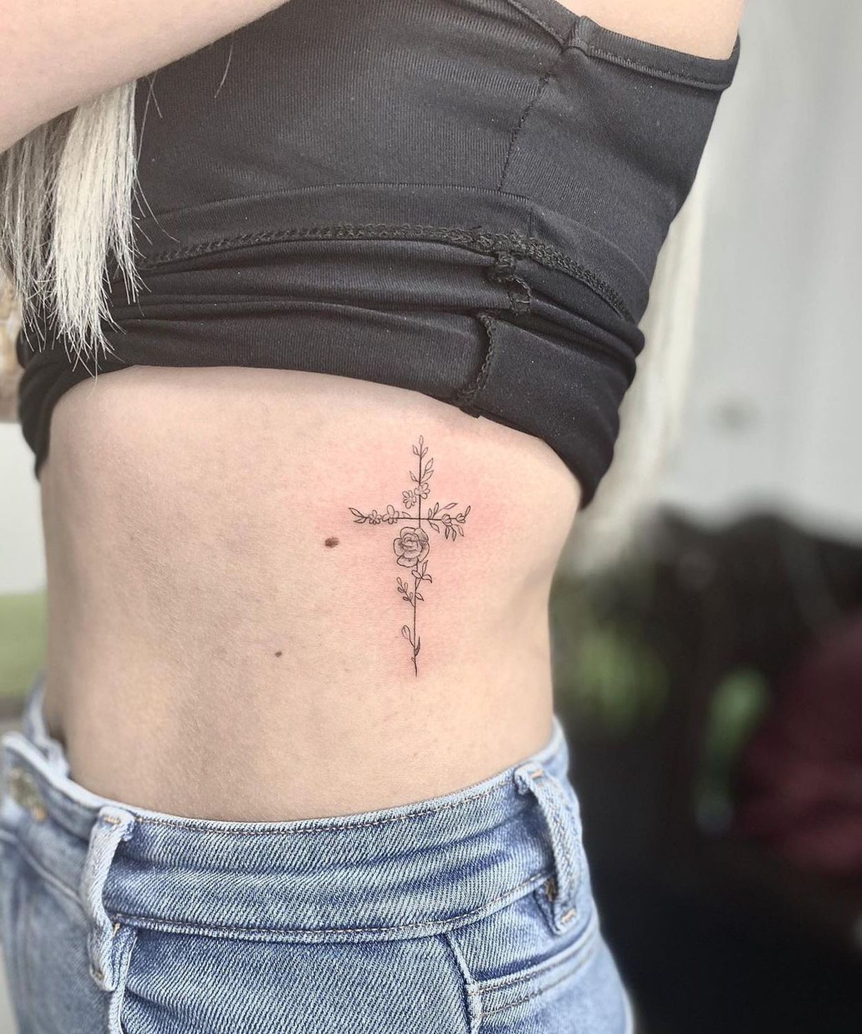 tatuagem de cruz feminina delicada