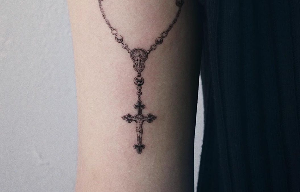 tatuagem de cruz feminina