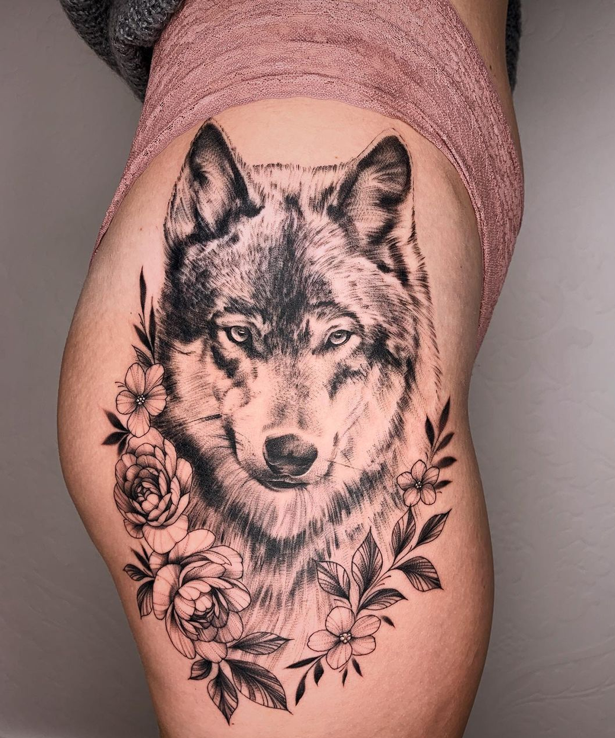 Tatuagem de lobo realista na coxa