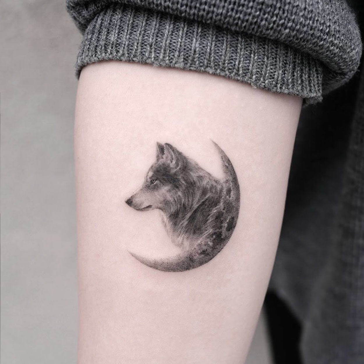 Tatuagem de lobo com lua