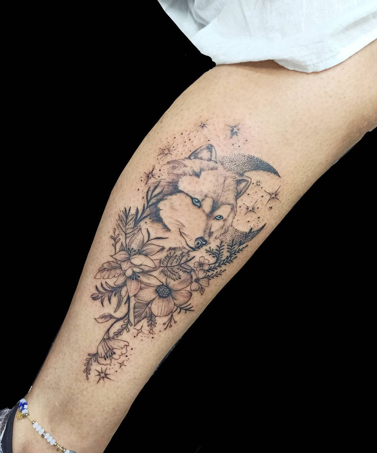 tatuagem de lobo com flores