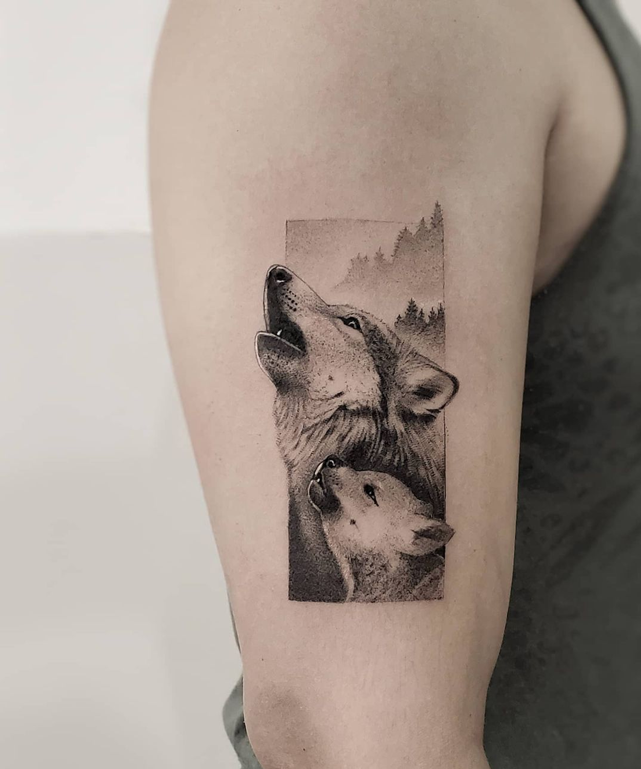 tatuagem de lobo no braço