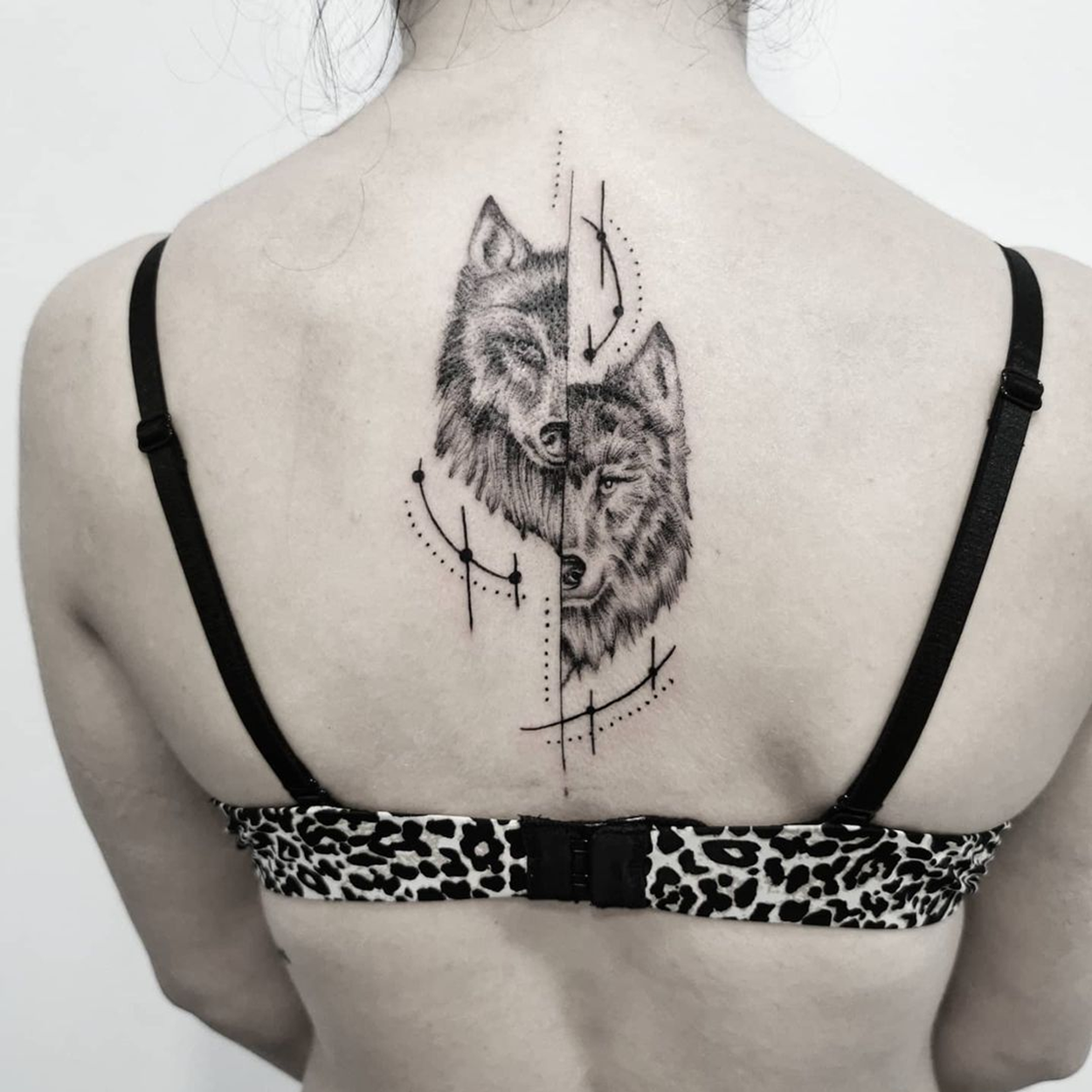 tatuagem de lobo nas costas