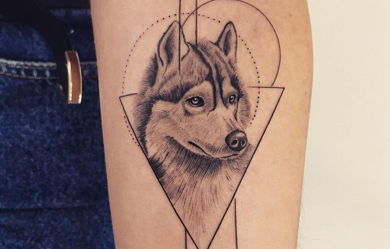 tatuagem de lobo geométrica no braço