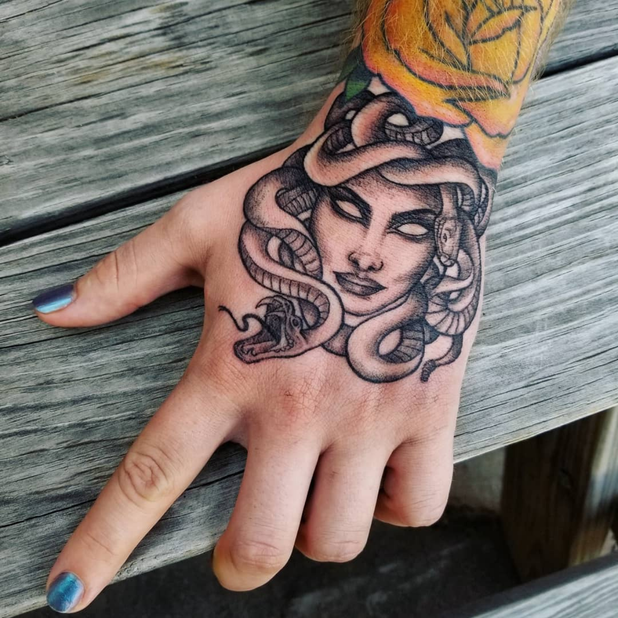 tatuagem de medusa na mão