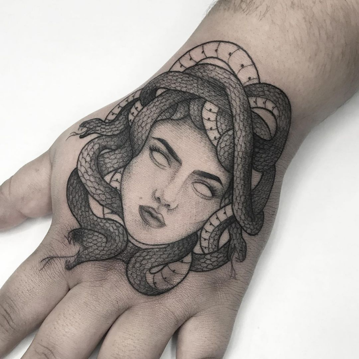 tatuagem de medusa sombreada na mão