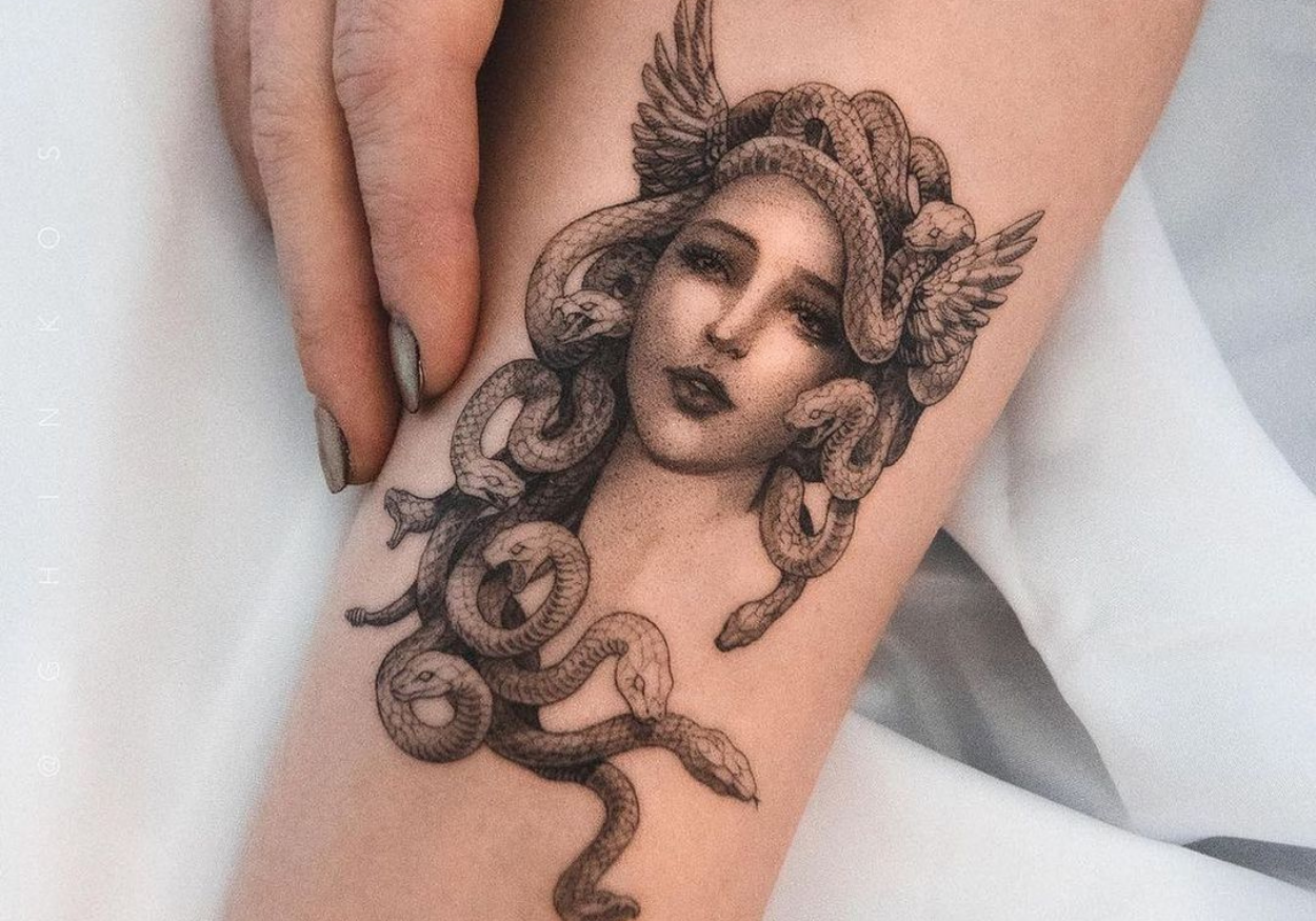 Tatuagem de medusa realista no braço