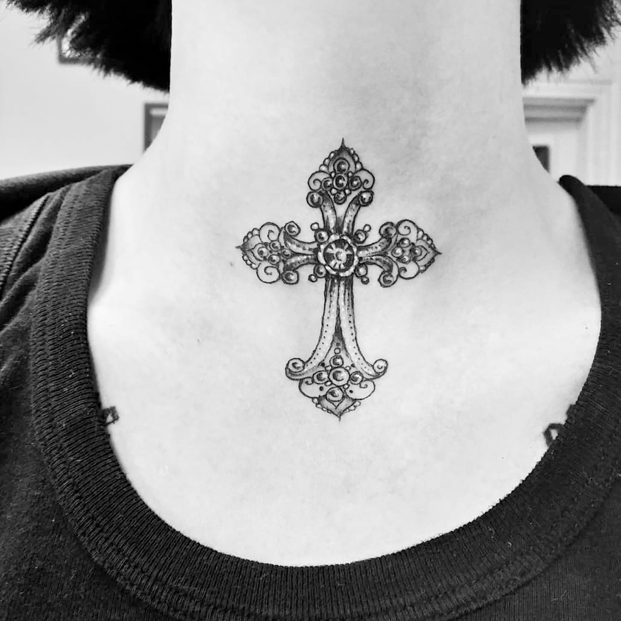 tatuagem de cruz no pescoço 