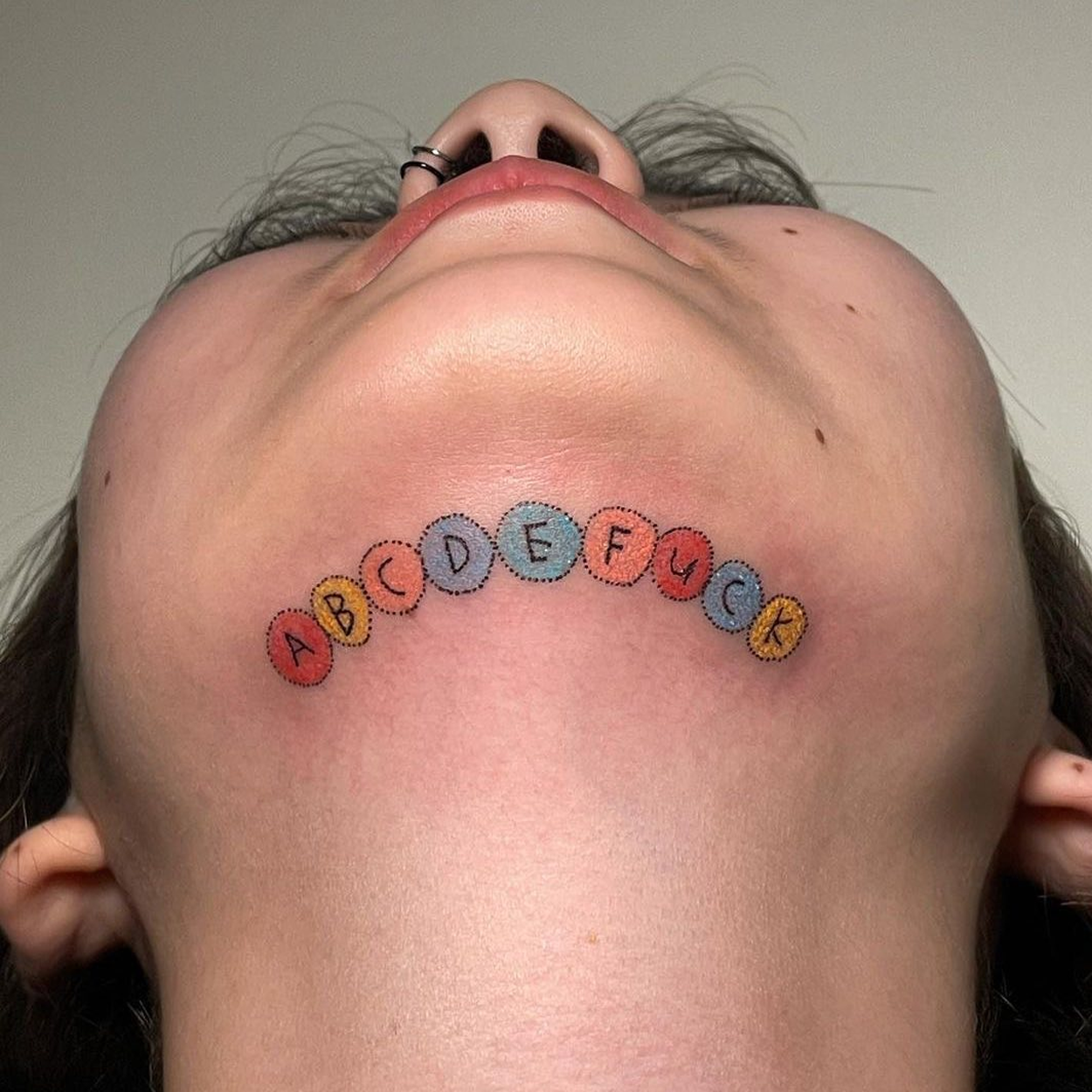 tatuagem no pescoço colorida