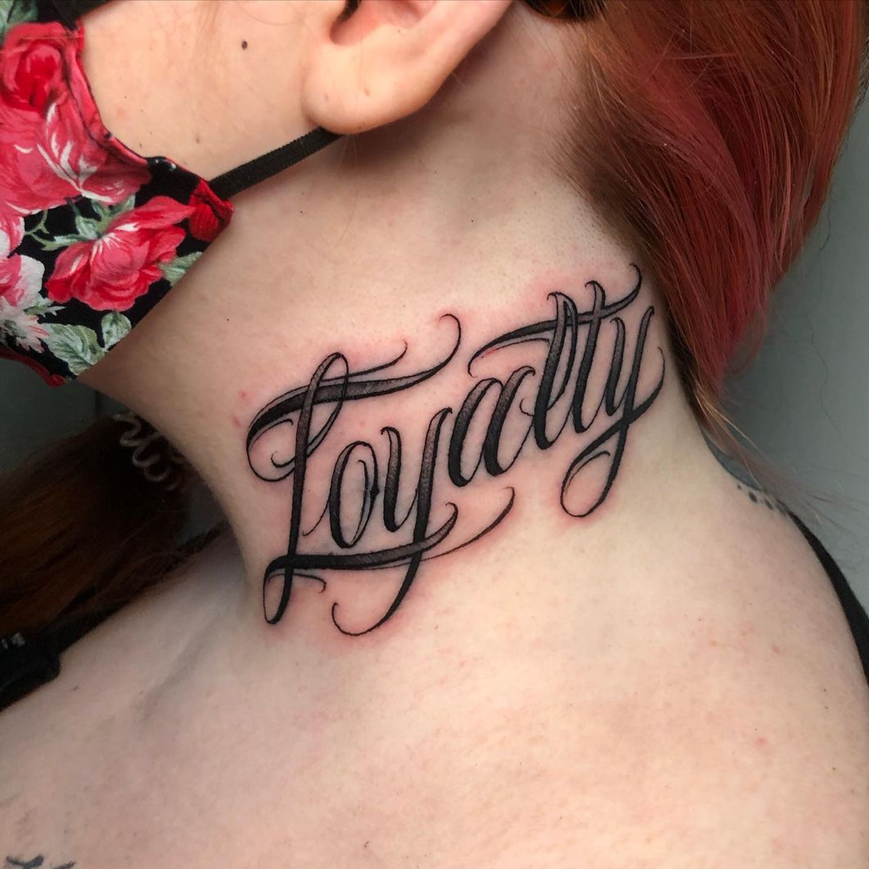 tatuagem no pescoço escrita